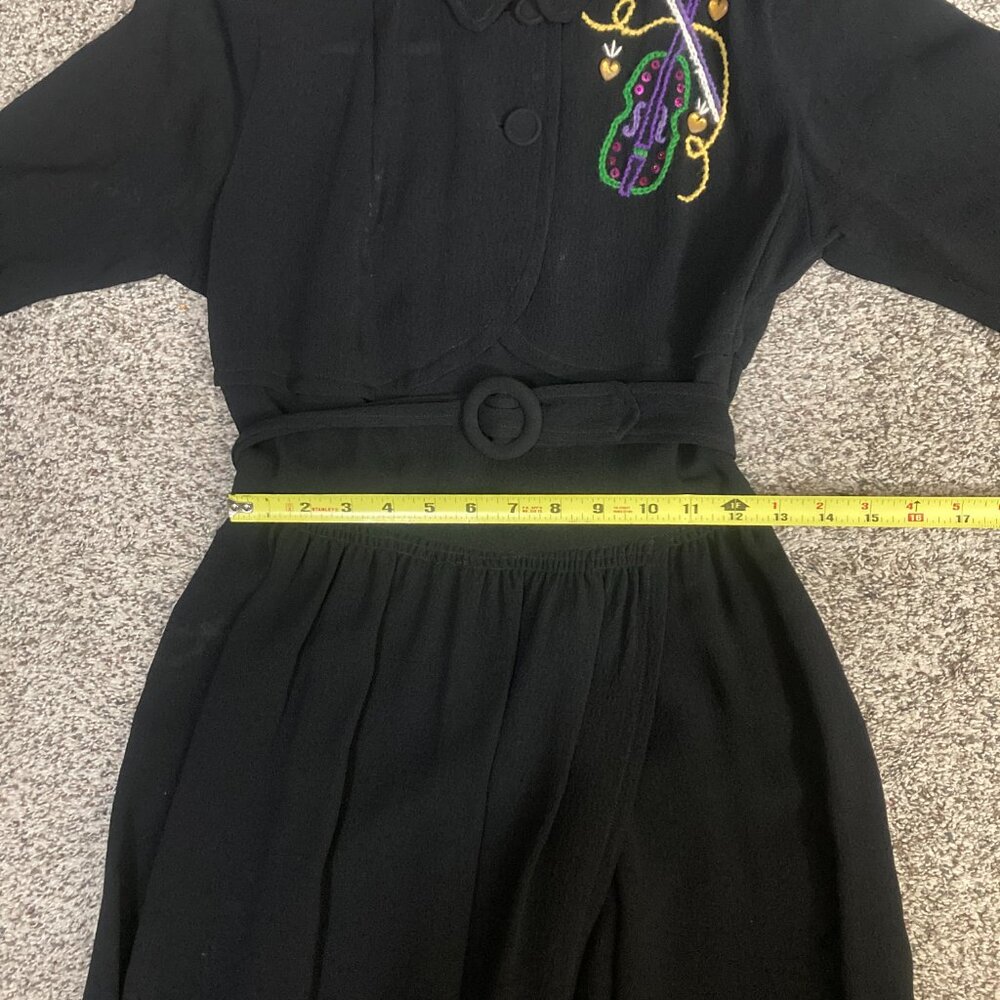 Vintage 1940s Cartwright Black Crepe Collared Dress with Embroidered Violin - 6 - Picture 10 of 12